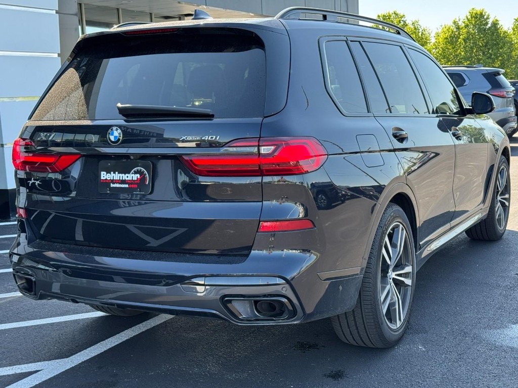 BMW X7 Vehicle Full-screen Gallery Image 03
