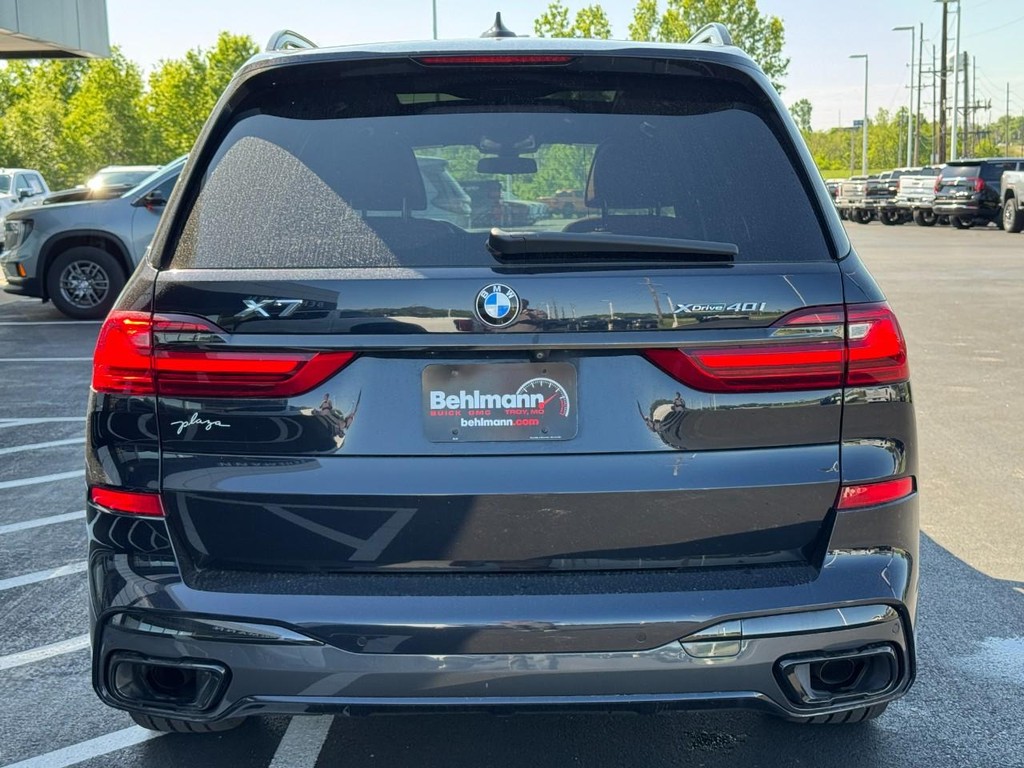 BMW X7 Vehicle Full-screen Gallery Image 04