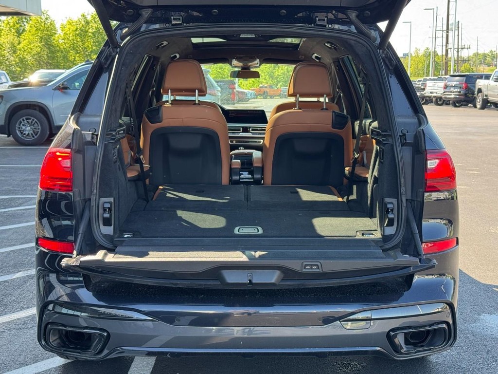 BMW X7 Vehicle Full-screen Gallery Image 05