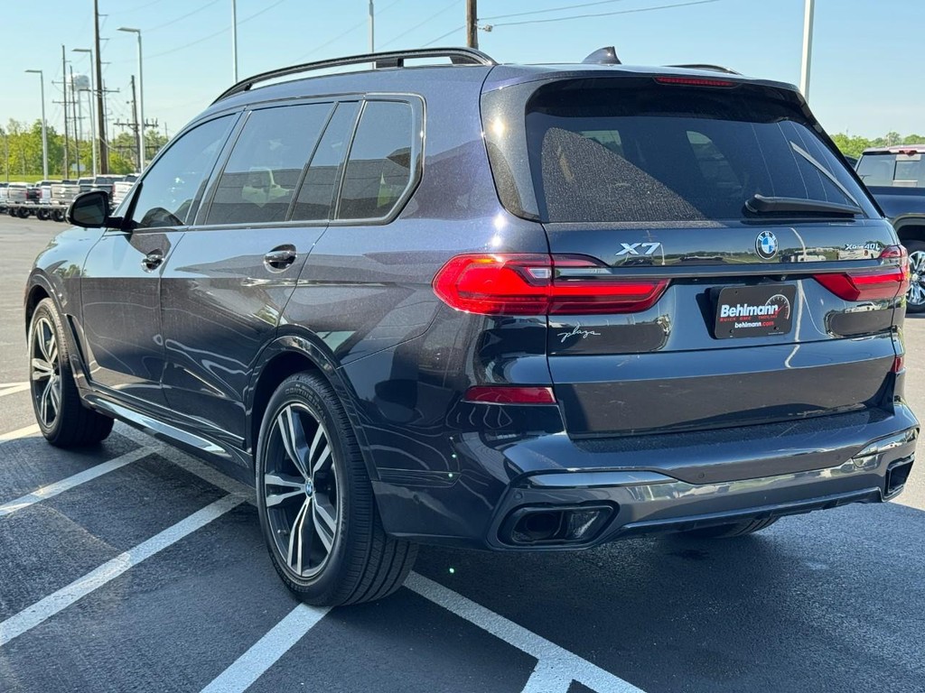 BMW X7 Vehicle Full-screen Gallery Image 06