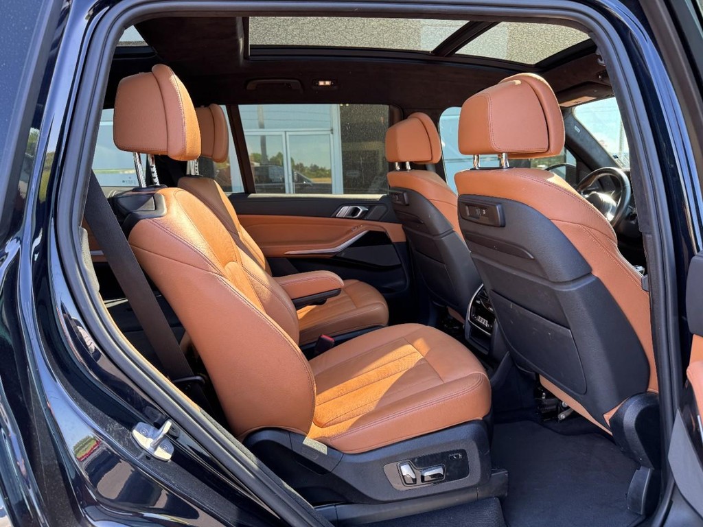 BMW X7 Vehicle Full-screen Gallery Image 10
