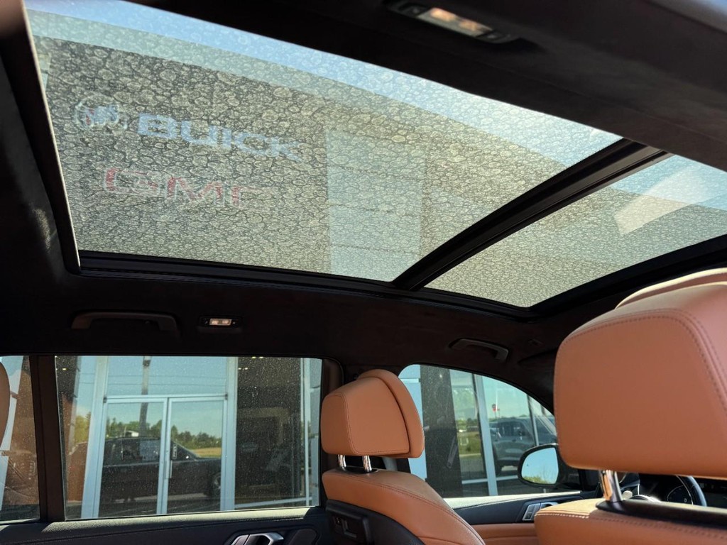 BMW X7 Vehicle Full-screen Gallery Image 11