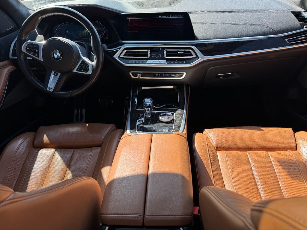 BMW X7 Vehicle Full-screen Gallery Image 12