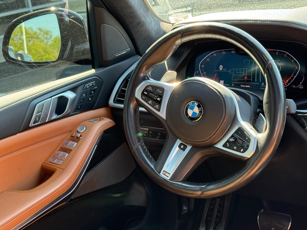 BMW X7 Vehicle Full-screen Gallery Image 13