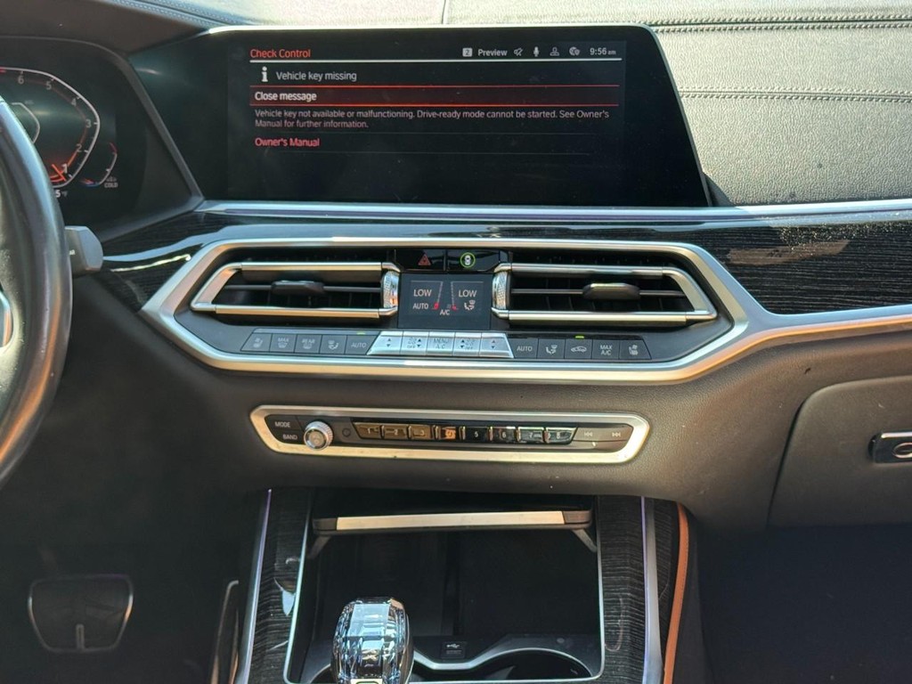 BMW X7 Vehicle Full-screen Gallery Image 14
