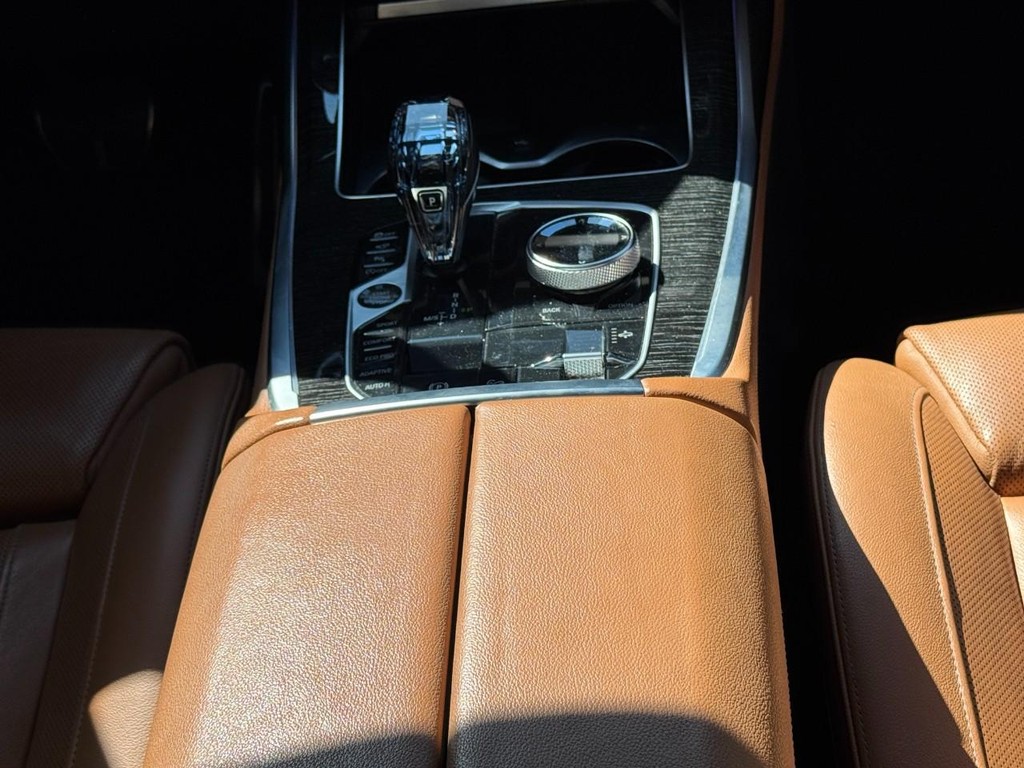 BMW X7 Vehicle Full-screen Gallery Image 15