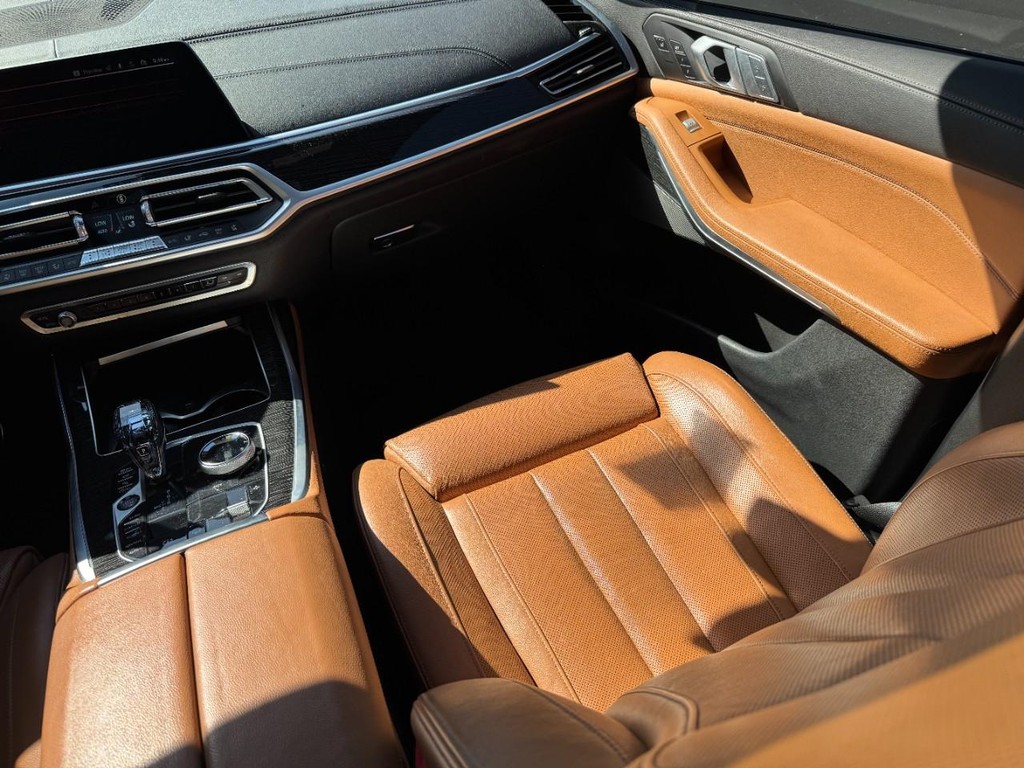 BMW X7 Vehicle Full-screen Gallery Image 16