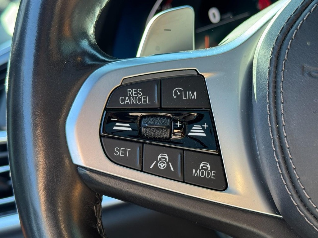 BMW X7 Vehicle Full-screen Gallery Image 18