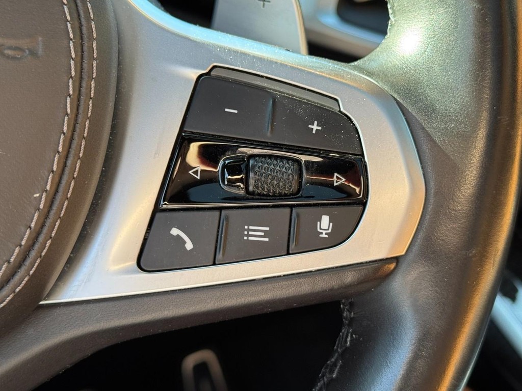 BMW X7 Vehicle Full-screen Gallery Image 19