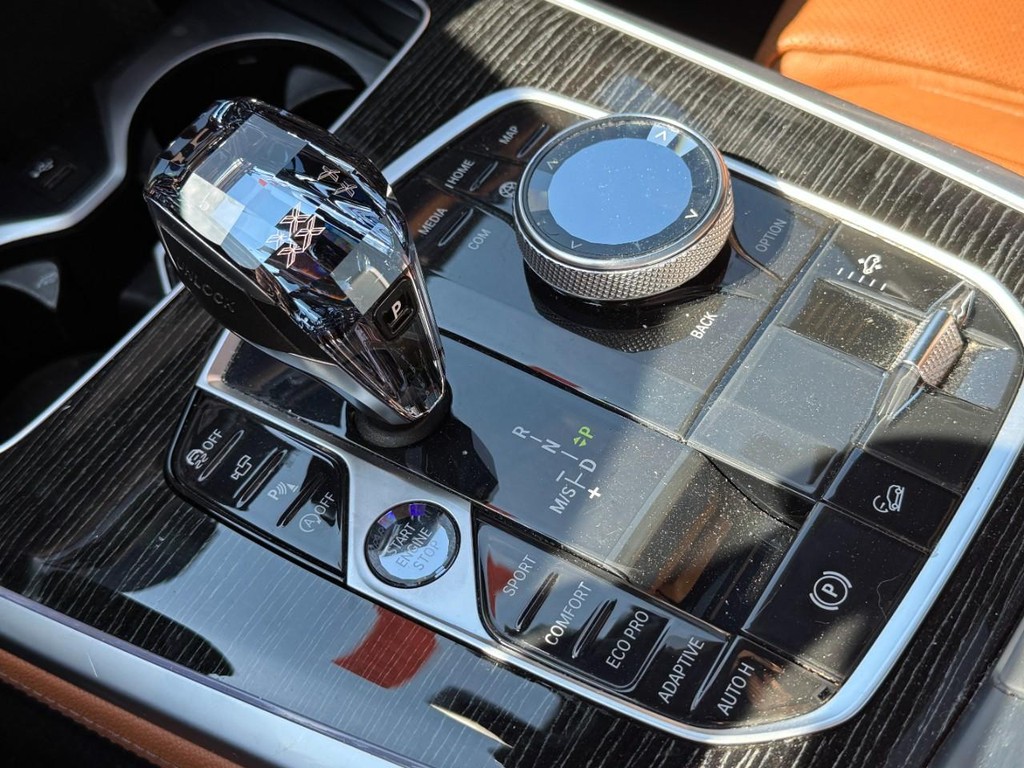 BMW X7 Vehicle Full-screen Gallery Image 21