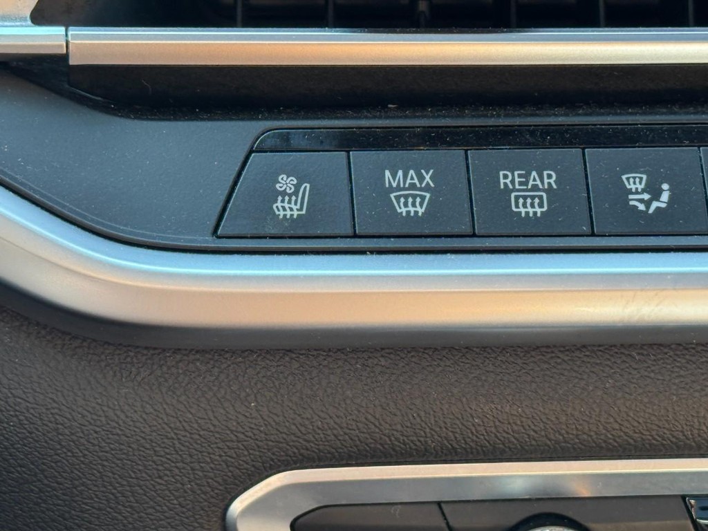 BMW X7 Vehicle Full-screen Gallery Image 22