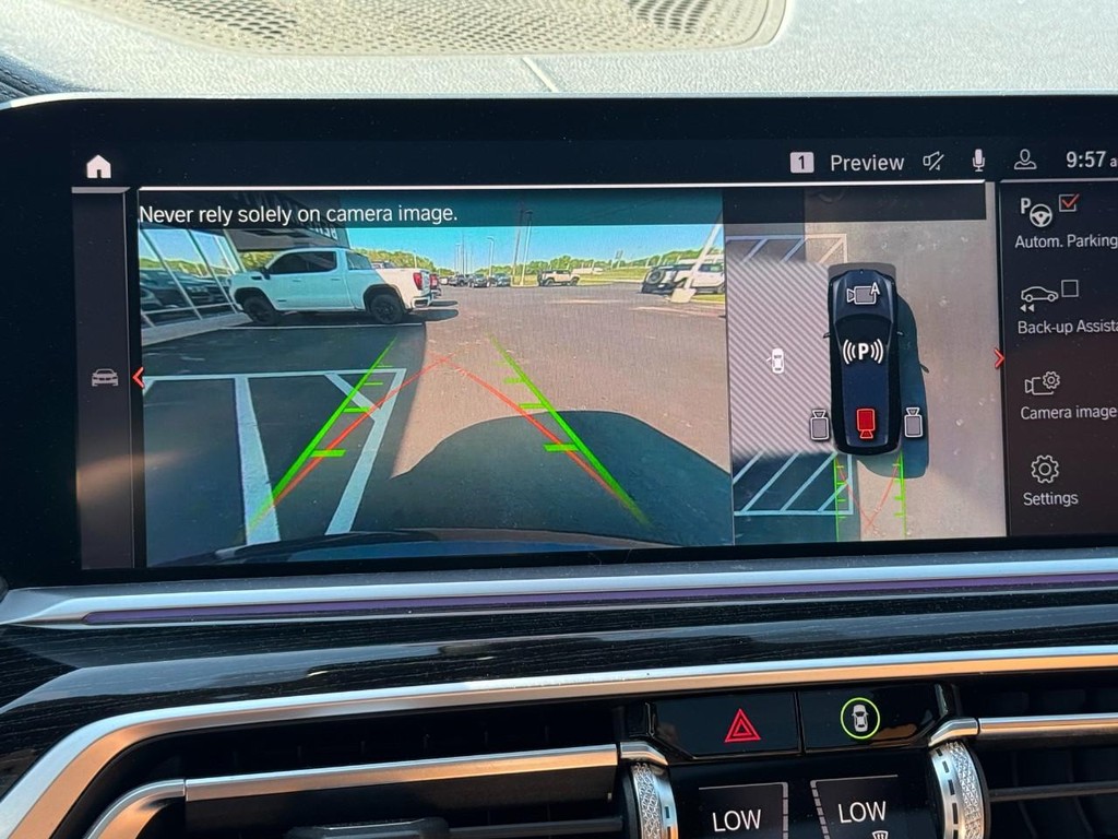 BMW X7 Vehicle Full-screen Gallery Image 24