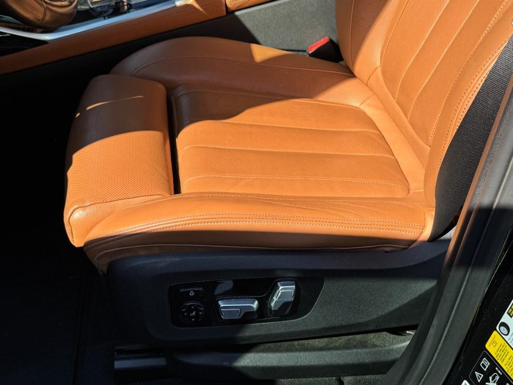BMW X7 Vehicle Full-screen Gallery Image 26