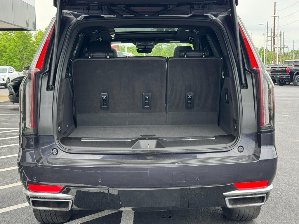 Cadillac Escalade Vehicle Full-screen Gallery Image 05