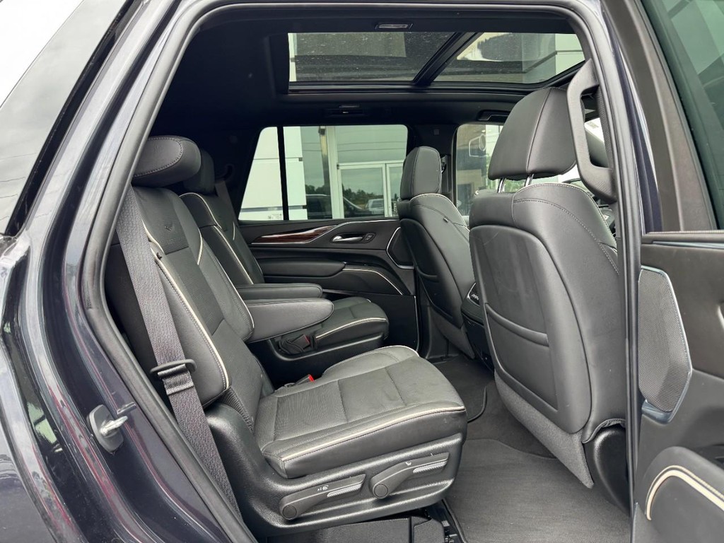 Cadillac Escalade Vehicle Full-screen Gallery Image 10
