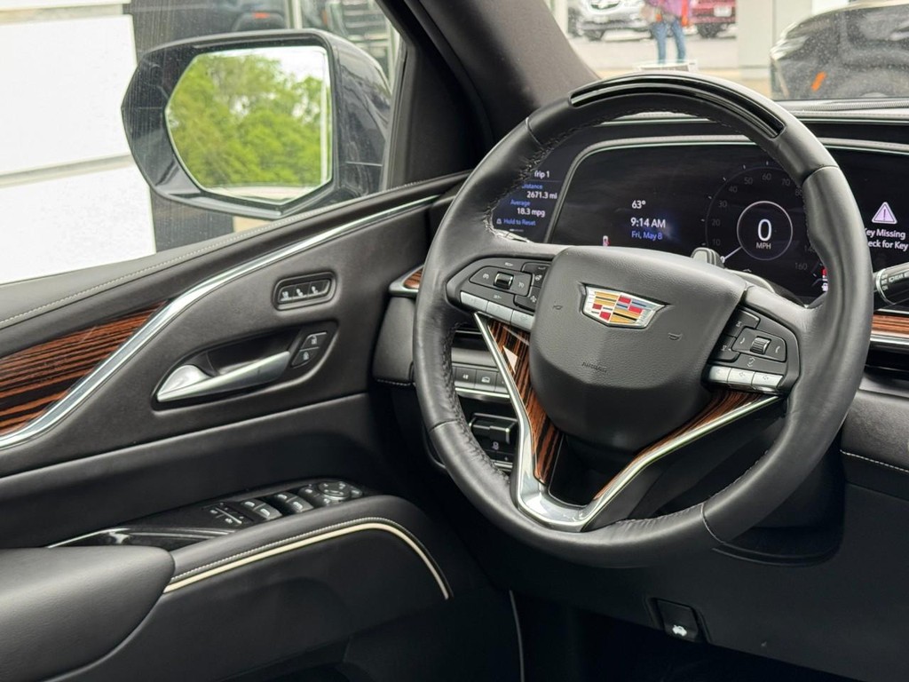 Cadillac Escalade Vehicle Full-screen Gallery Image 13