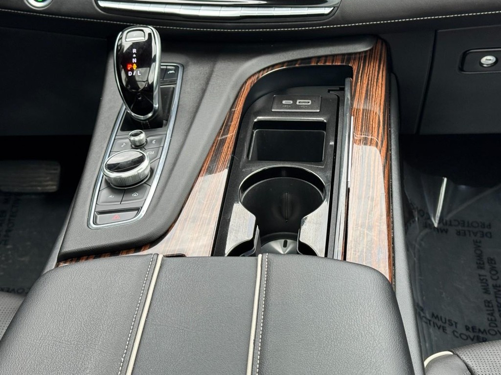 Cadillac Escalade Vehicle Full-screen Gallery Image 15