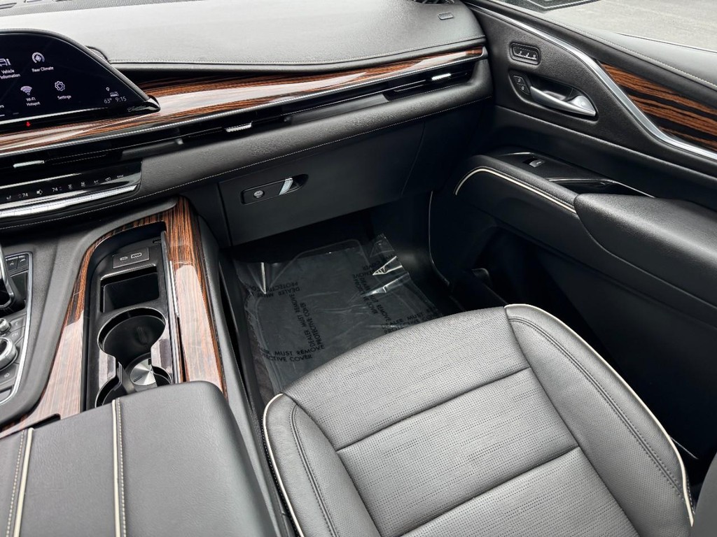 Cadillac Escalade Vehicle Full-screen Gallery Image 16