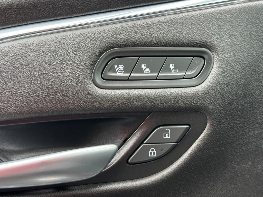 Cadillac Escalade Vehicle Full-screen Gallery Image 17