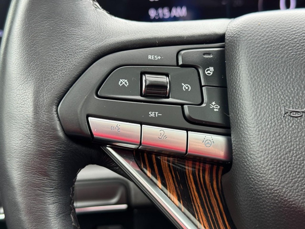 Cadillac Escalade Vehicle Full-screen Gallery Image 18