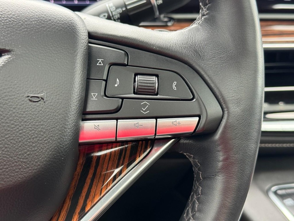 Cadillac Escalade Vehicle Full-screen Gallery Image 19