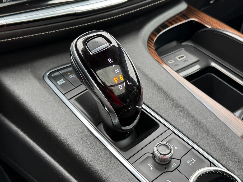 Cadillac Escalade Vehicle Full-screen Gallery Image 21