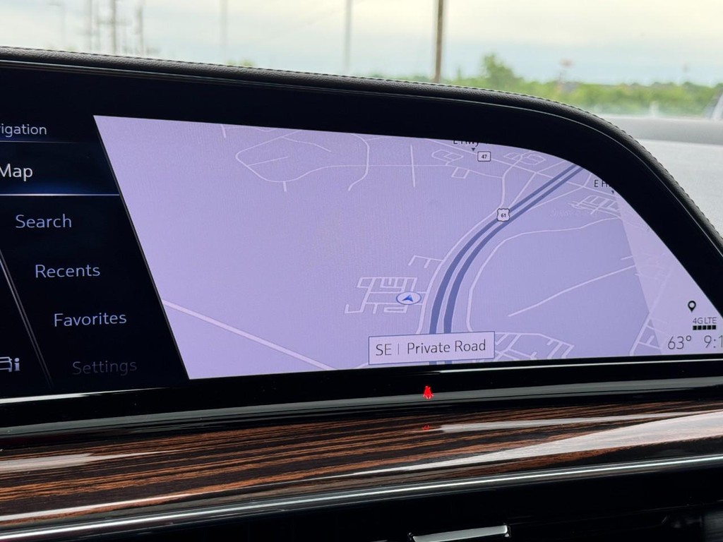 Cadillac Escalade Vehicle Full-screen Gallery Image 22