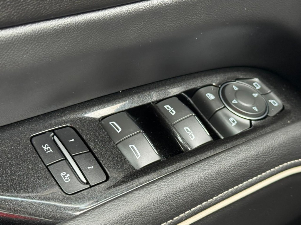 Cadillac Escalade Vehicle Full-screen Gallery Image 24