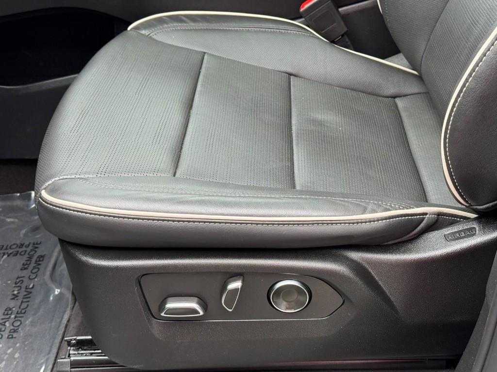 Cadillac Escalade Vehicle Full-screen Gallery Image 25