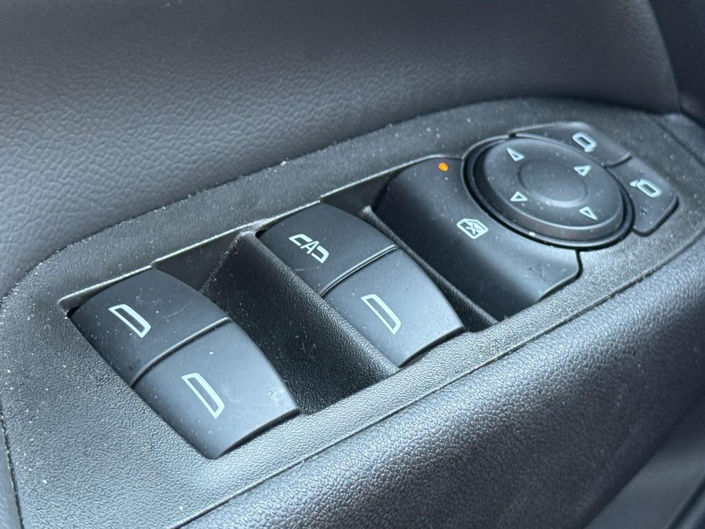 Chevrolet Equinox Vehicle Full-screen Gallery Image 16