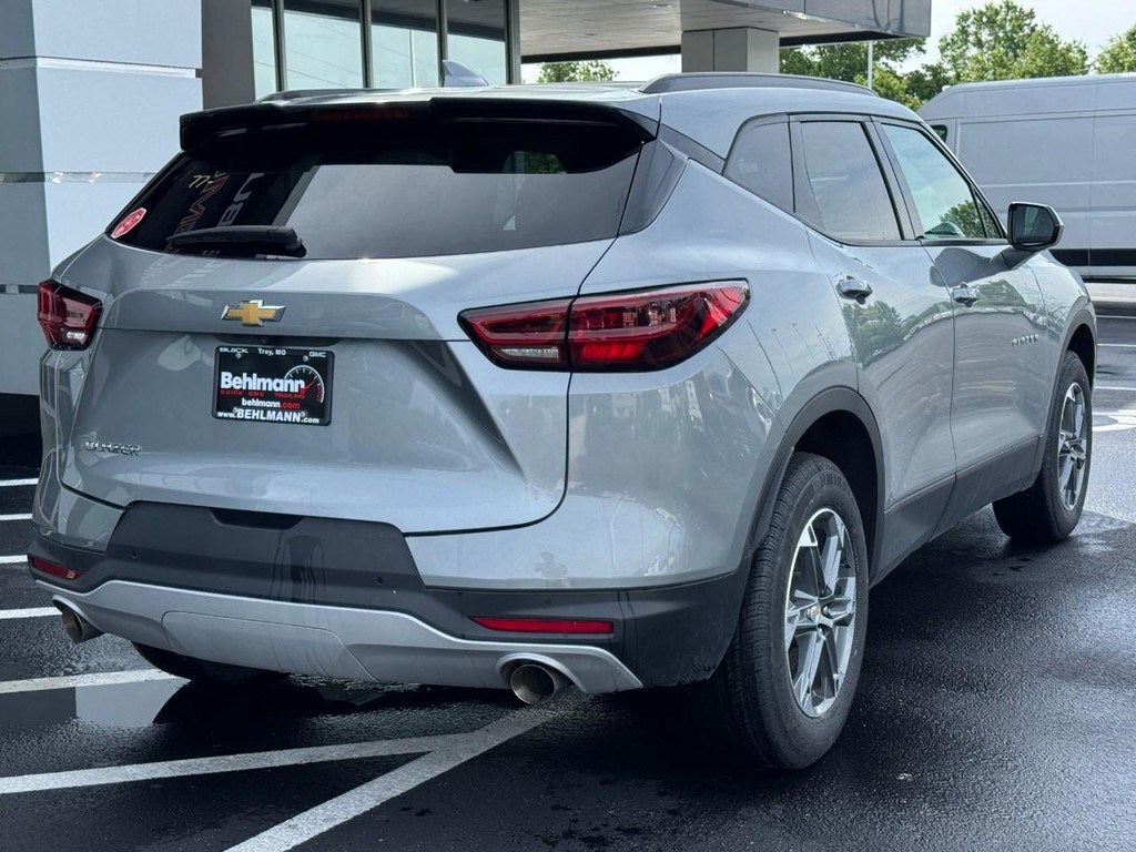 Chevrolet Blazer Vehicle Full-screen Gallery Image 03