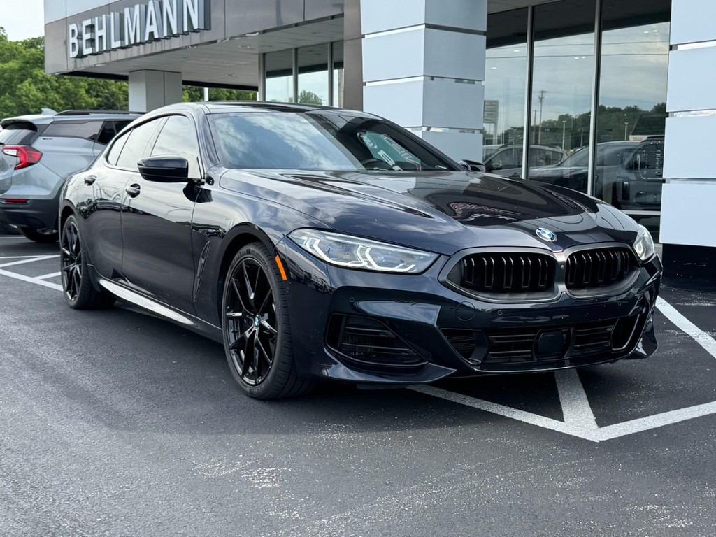 BMW 8 Series Vehicle Full-screen Gallery Image 02
