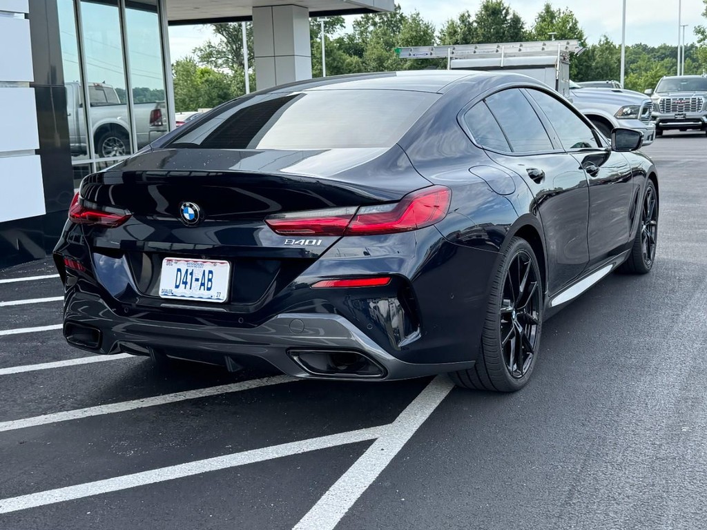 BMW 8 Series Vehicle Full-screen Gallery Image 03