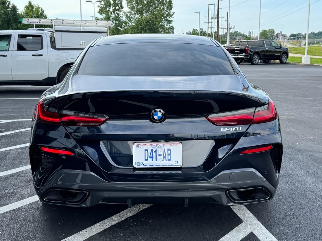 BMW 8 Series Vehicle Full-screen Gallery Image 04