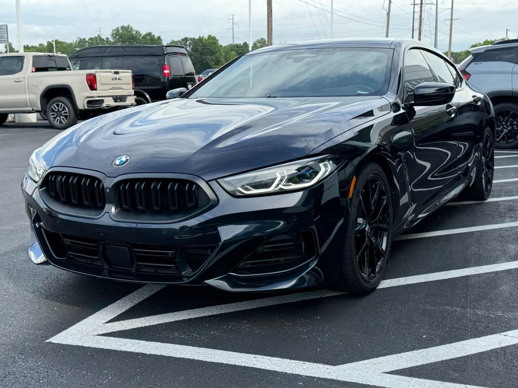 BMW 8 Series Vehicle Full-screen Gallery Image 08