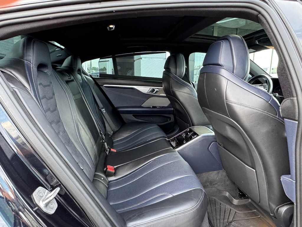 BMW 8 Series Vehicle Full-screen Gallery Image 10
