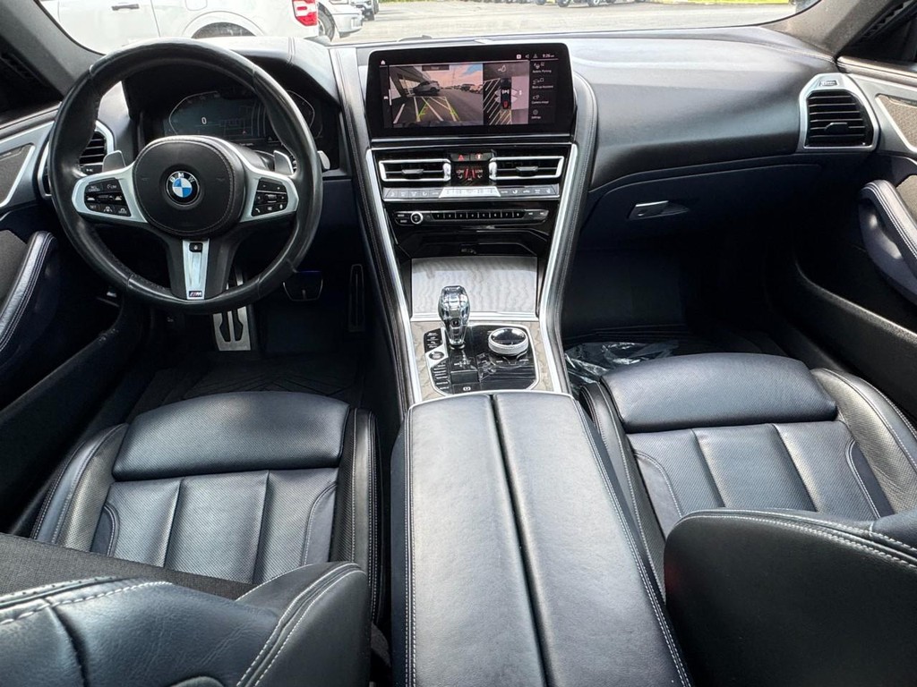 BMW 8 Series Vehicle Full-screen Gallery Image 12