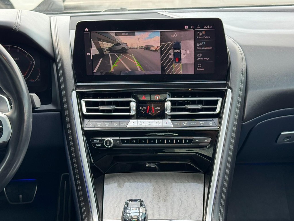 BMW 8 Series Vehicle Full-screen Gallery Image 14