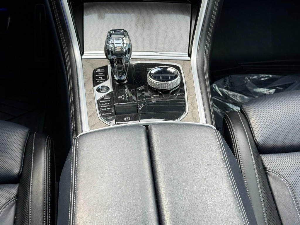 BMW 8 Series Vehicle Full-screen Gallery Image 15