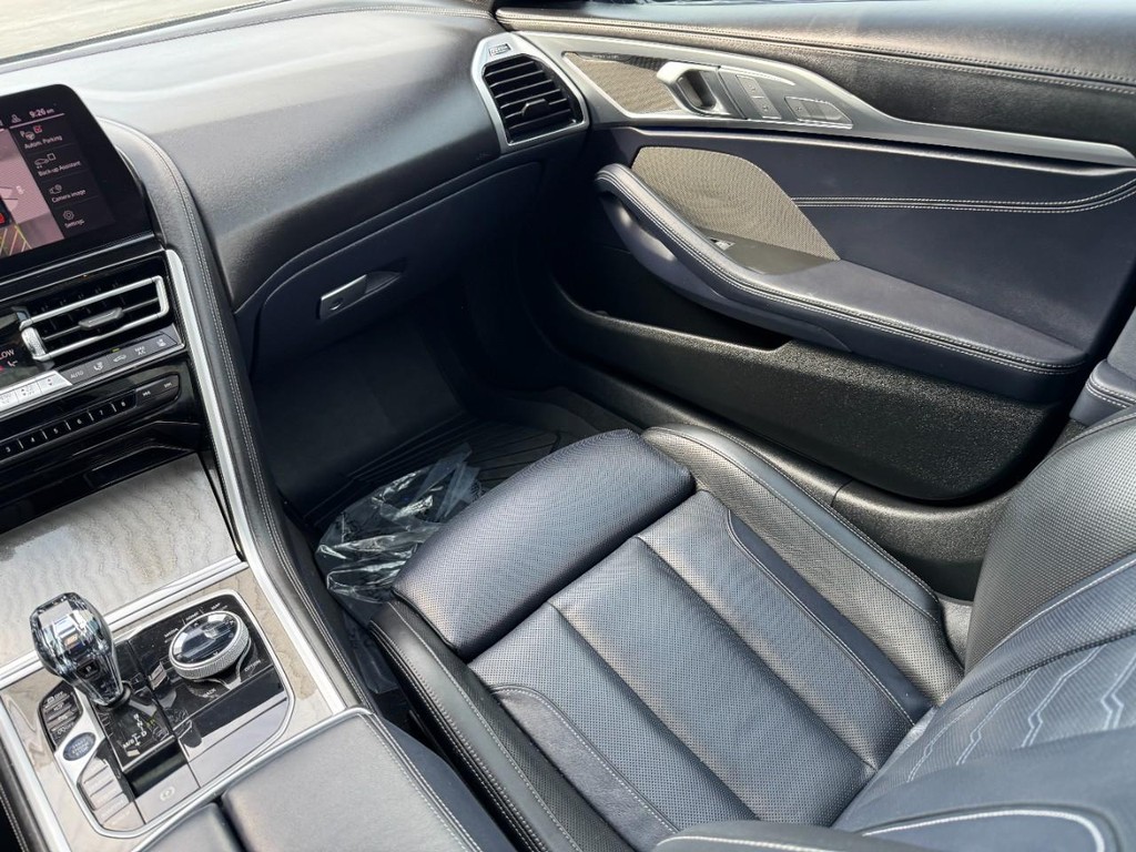 BMW 8 Series Vehicle Full-screen Gallery Image 16