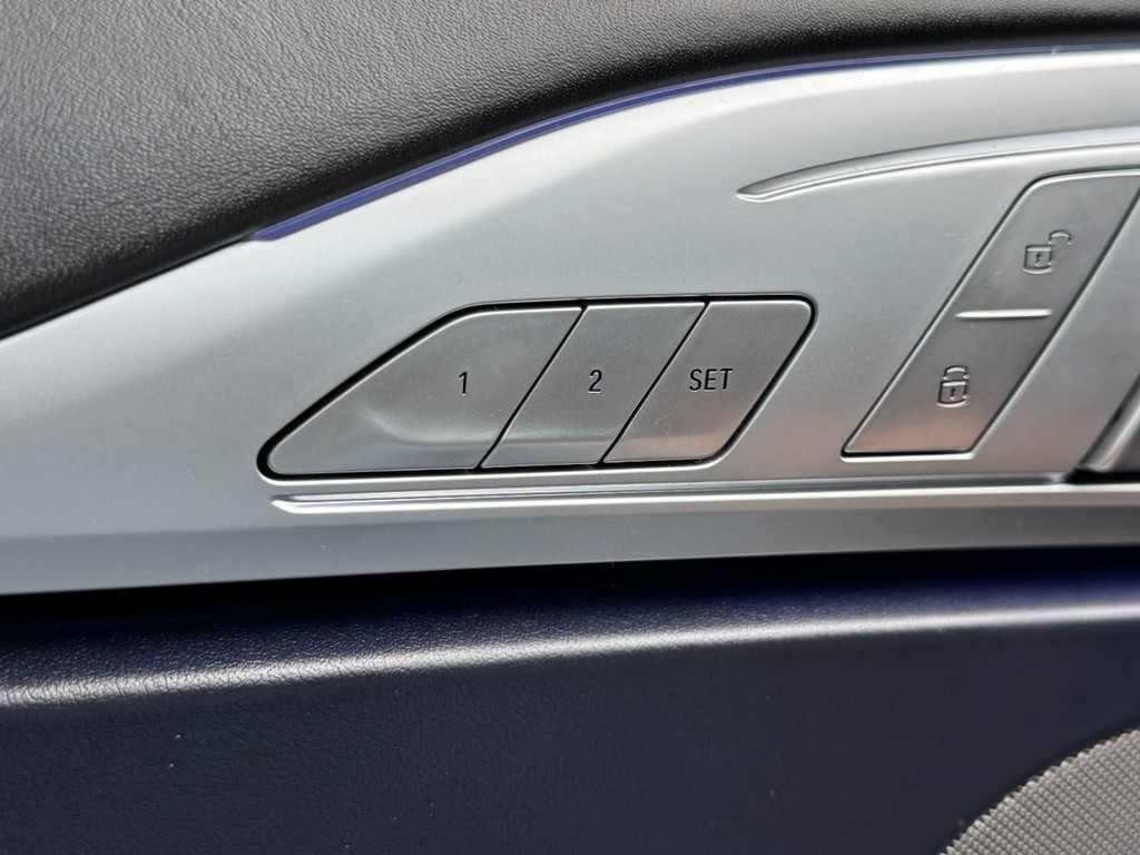 BMW 8 Series Vehicle Full-screen Gallery Image 17