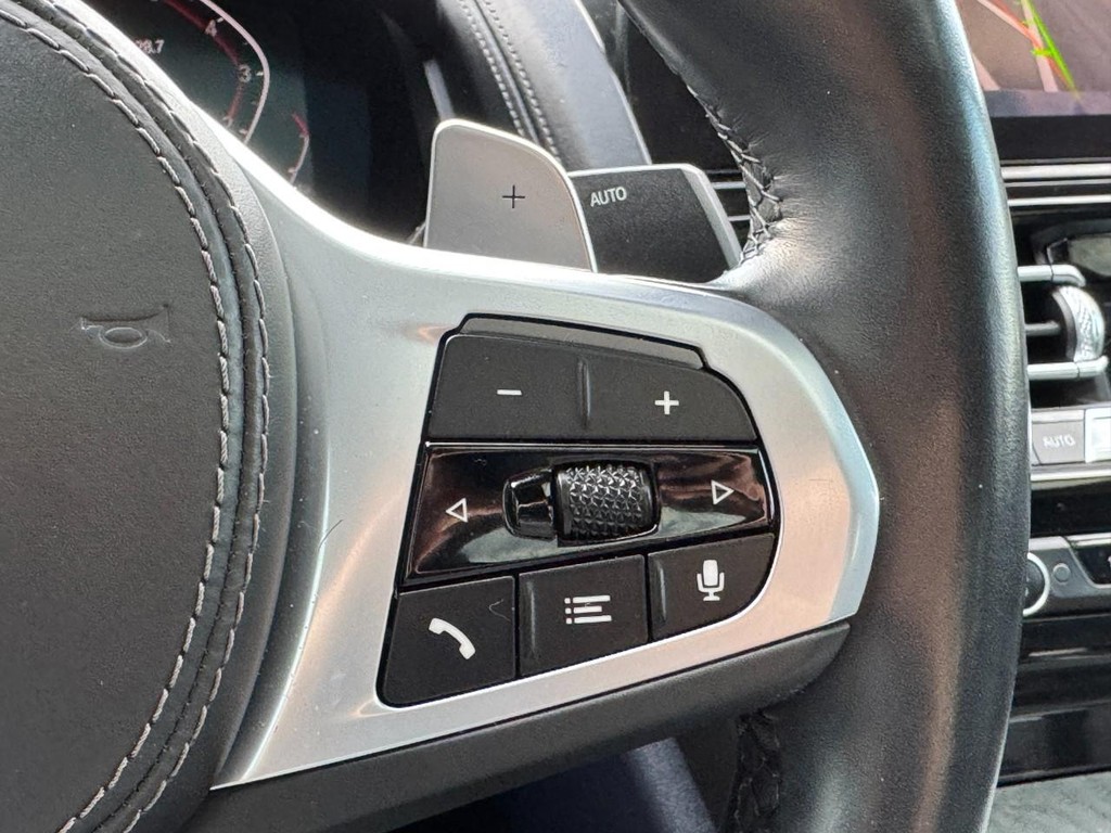 BMW 8 Series Vehicle Full-screen Gallery Image 19