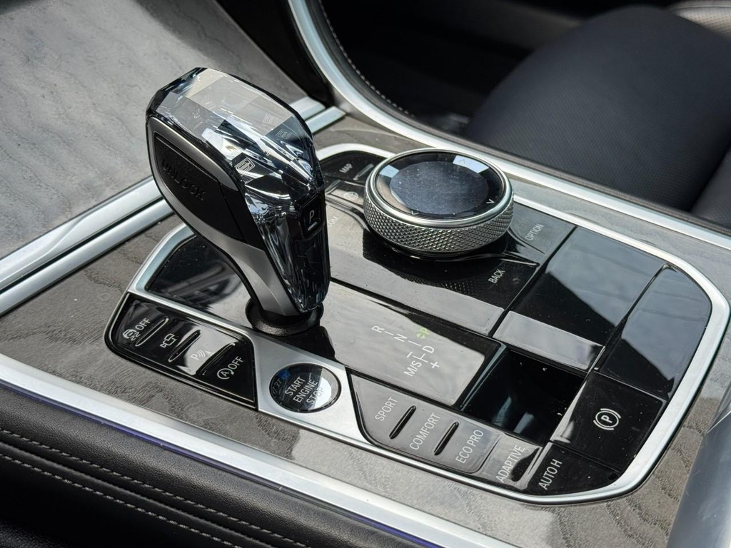 BMW 8 Series Vehicle Full-screen Gallery Image 21