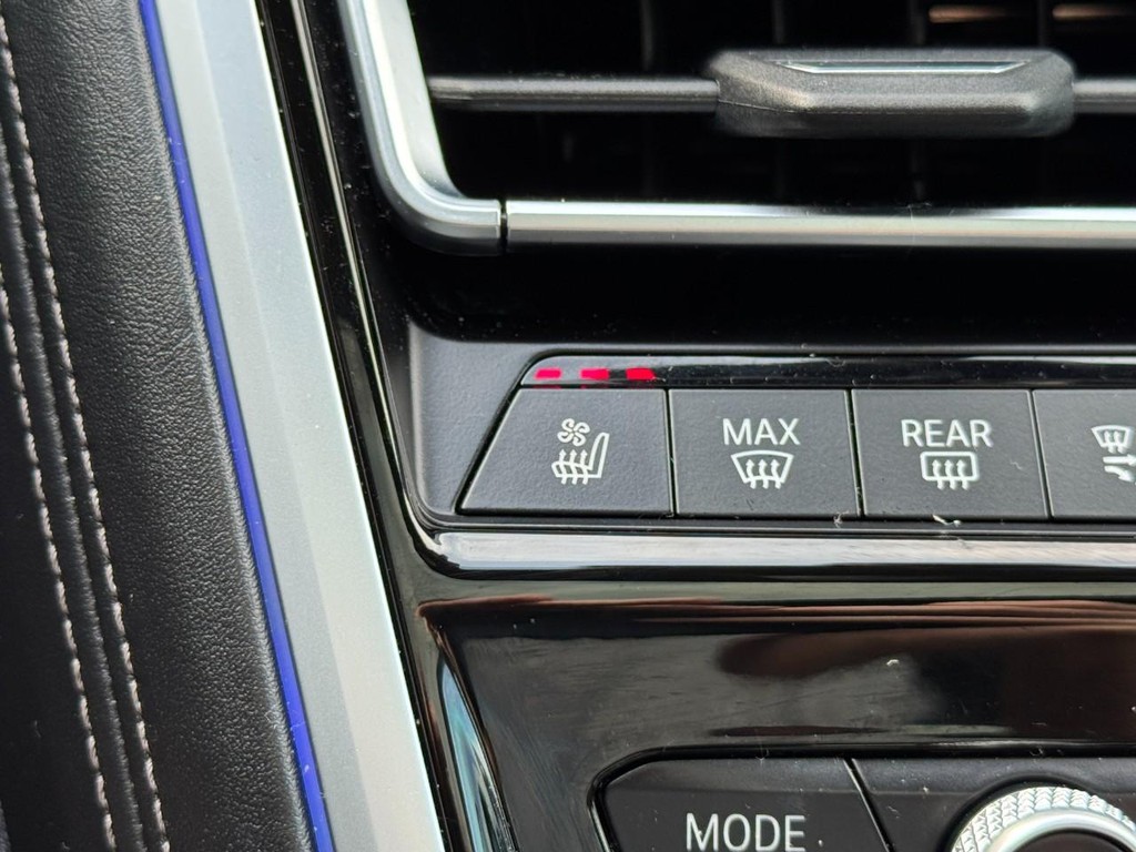 BMW 8 Series Vehicle Full-screen Gallery Image 22