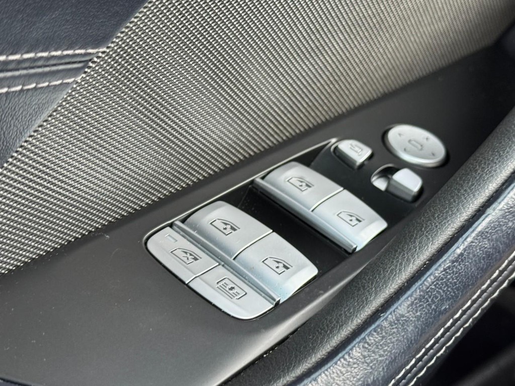 BMW 8 Series Vehicle Full-screen Gallery Image 26