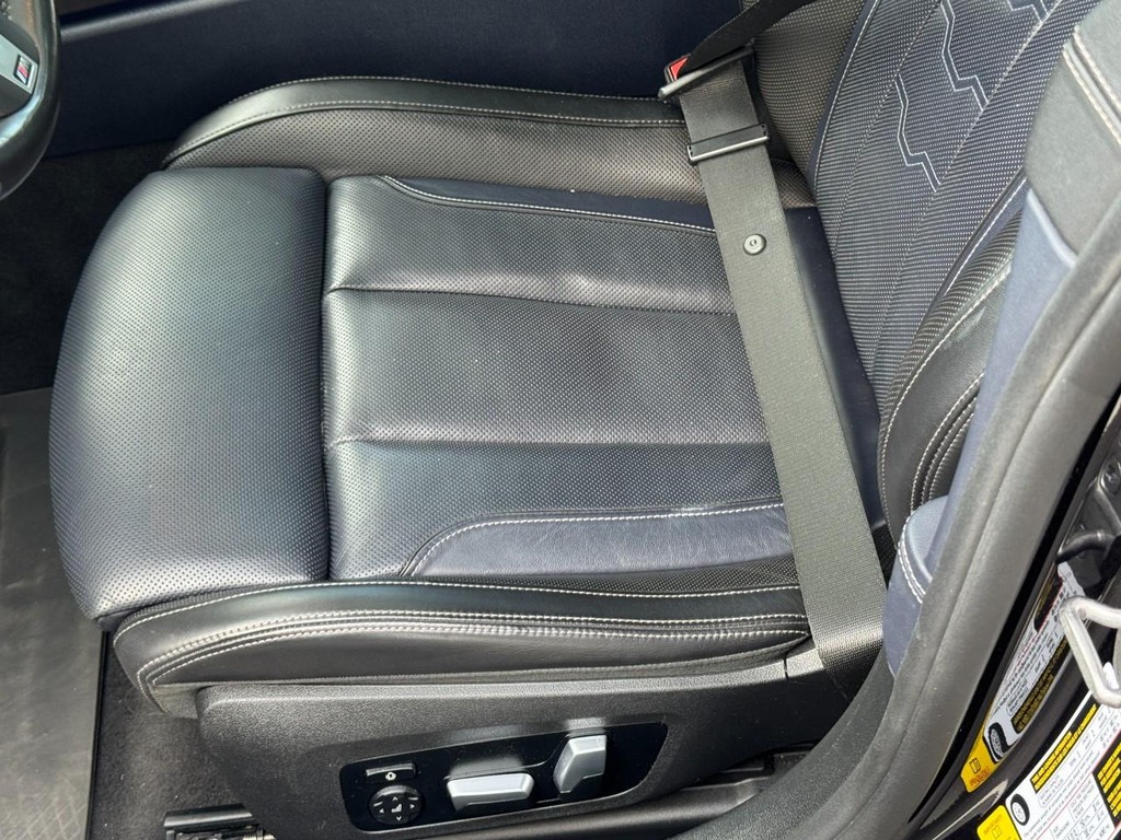 BMW 8 Series Vehicle Full-screen Gallery Image 27