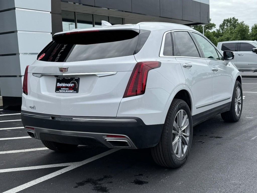 Cadillac XT5 Vehicle Full-screen Gallery Image 03