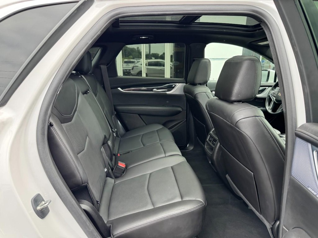 Cadillac XT5 Vehicle Full-screen Gallery Image 10