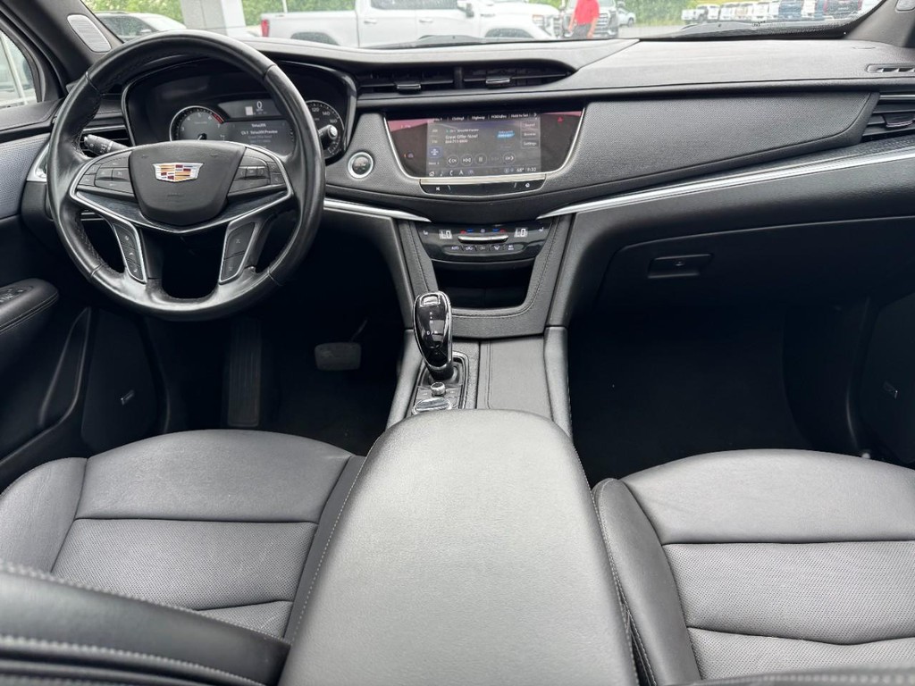 Cadillac XT5 Vehicle Full-screen Gallery Image 11