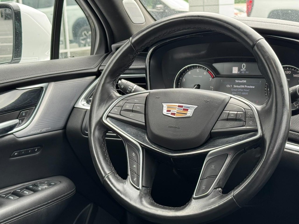 Cadillac XT5 Vehicle Full-screen Gallery Image 12